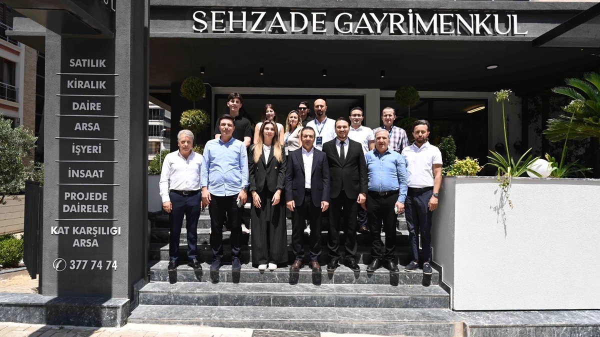 Şehzade Gayrimenkul ekibi ofis girişinde