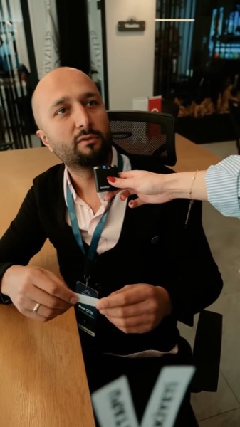 Danışmanımız mikrofona terimleri açıklarken
