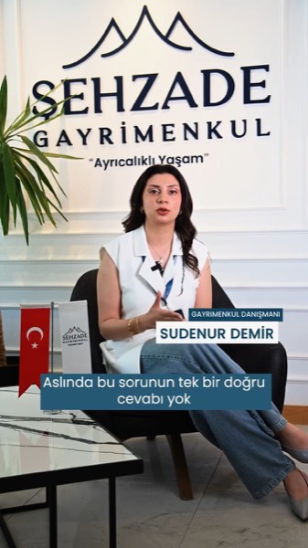 Sudenur Demir, Şehzade Gayrimenkul panosunun önünde soruyu yanıtlarken