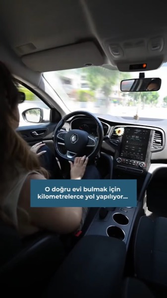 Danışmanımız araç içinde, gün içinde kat edilen yolları anlatırken